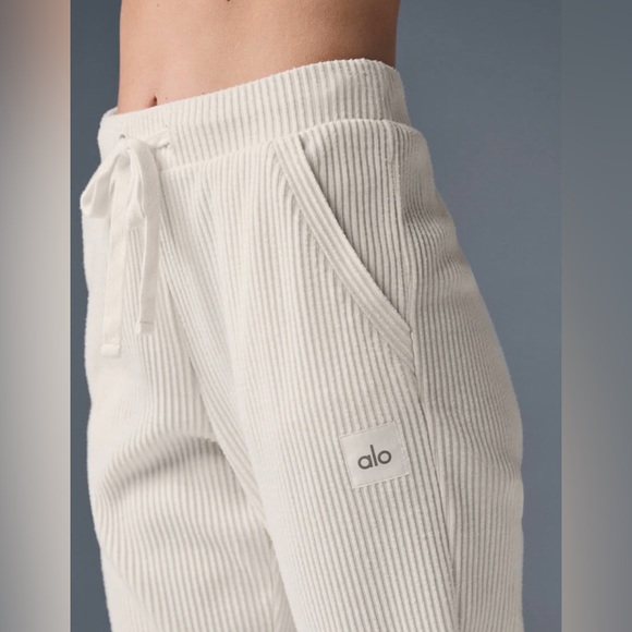 Alo Muse Sweatpant - Picture 3 of 6